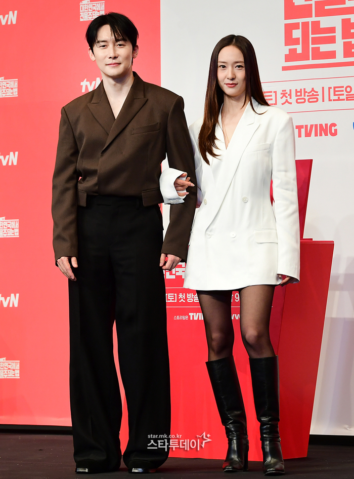 金准韩、郑秀晶。姜英国摄